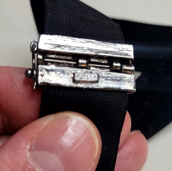 Butler Velvet Choker - Picture 3 of 4